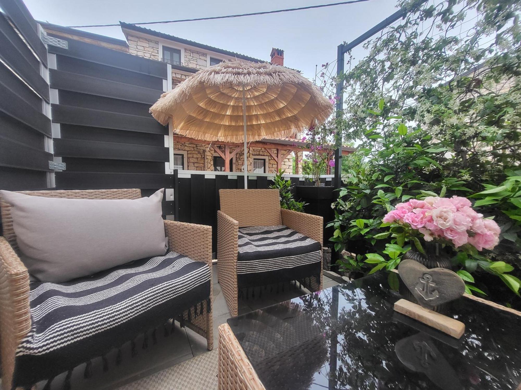 Villa Amore Radini Istrian Romantic Studio With Private Parking And Terrace Brtonigla Bagian luar foto