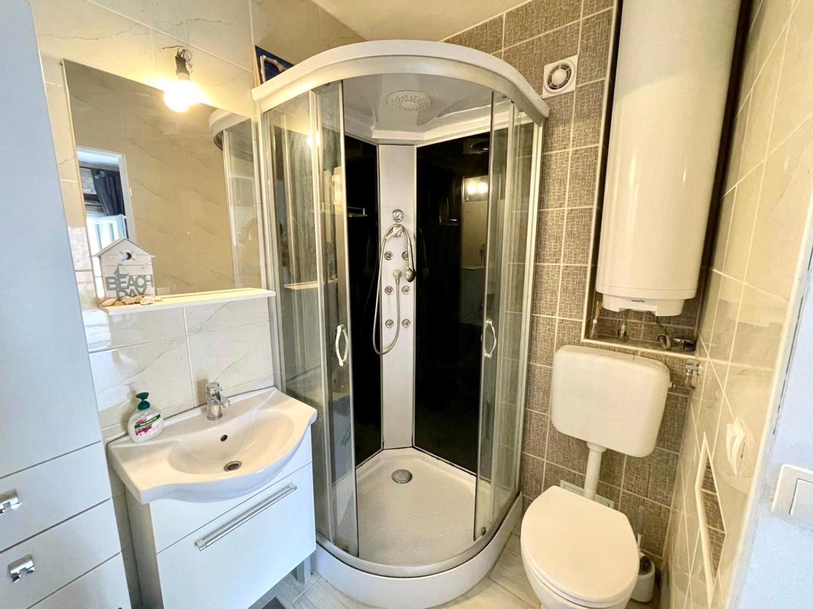 Villa Amore Radini Istrian Romantic Studio With Private Parking And Terrace Brtonigla Bagian luar foto